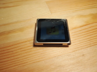 割れた iPod nano
